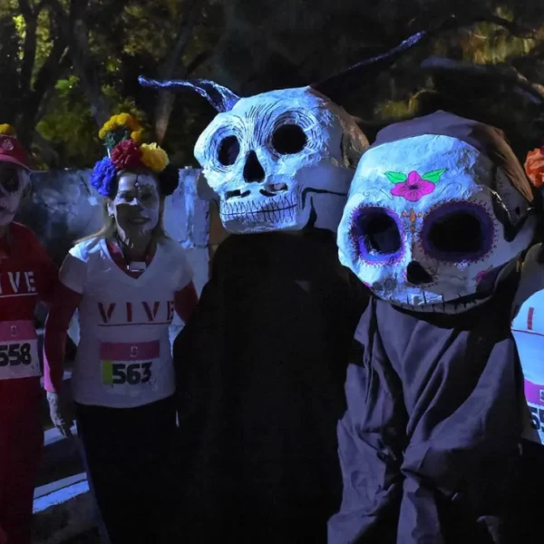 Corredores participando en un evento deportivo temático, ejemplo del diseño de experiencias sostenibles de Nenneki.