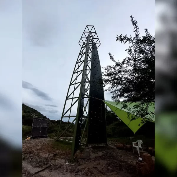 Vista de una torre de escalada casi terminada, un proyecto de construcción de instalaciones deportivas en el medio natural.