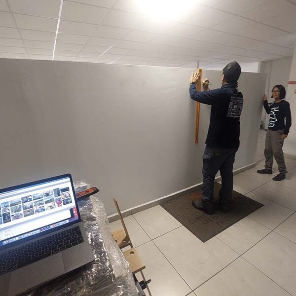 Equipo trabajando en la instalación del muro fotográfico