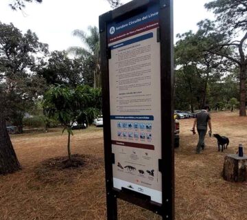 Señal tipo bandera instalada en la ruta como parte del proyecto de gestión ecoturística del Circuito del Lince.