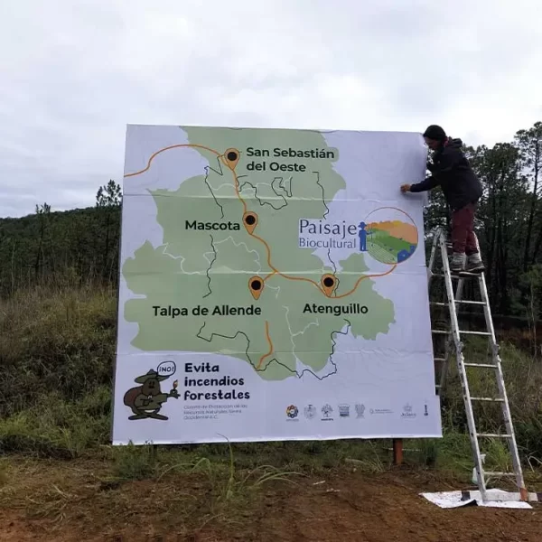 Equipo instalando espectacular con mapa turístico del Paisaje Biocultural