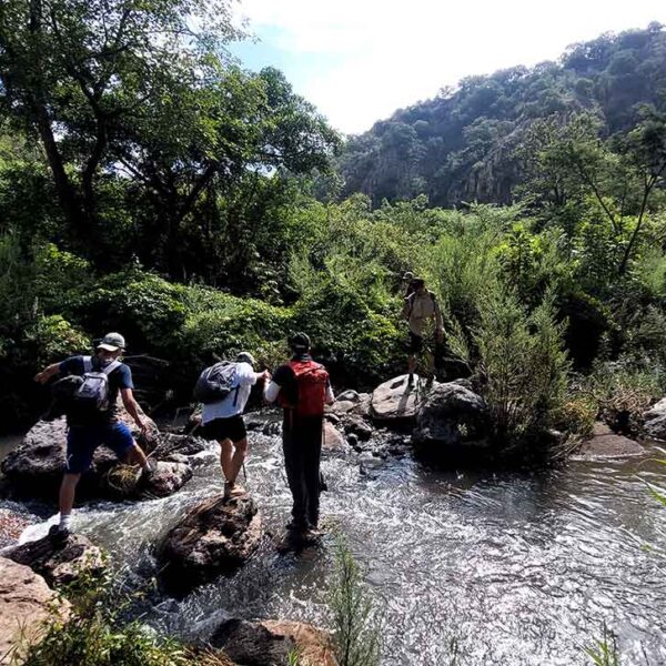 Personas cruzando el arroyo de la soledad